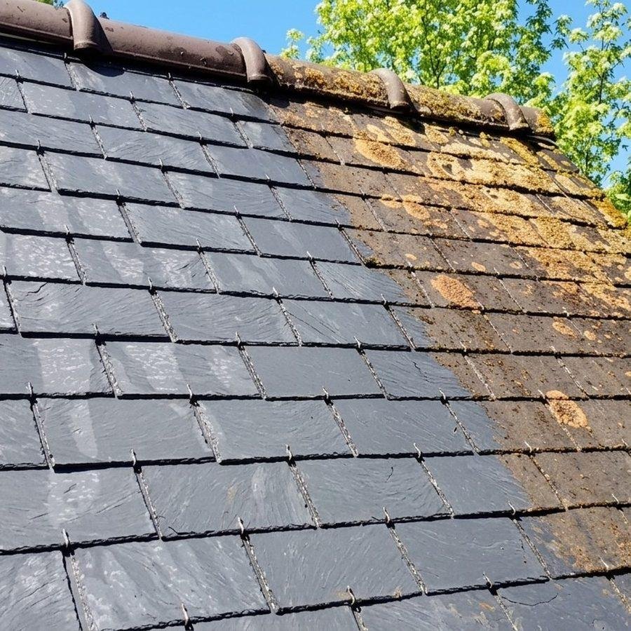 Résultat d'un nettoyage de toiture en ardoise, avant/après visible
